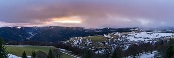 Deutschland, Baden Württemberg, Idyllisches Bergdorf zwischen von adventure-photos