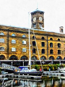 Boote vor dem Uhrenturm St. Katharine Docks