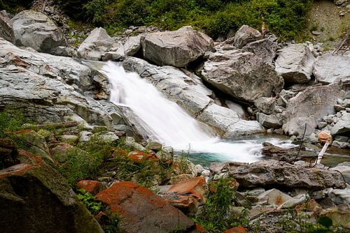 Ongerepte alpenwildernis in de Zwitserse Alpen met ruige bergtoppen en ruige natuur.