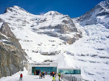 Uitzicht vanaf het treinstation van de Eigergletsjer in de richting van de Mönch en Jungfraujoch
