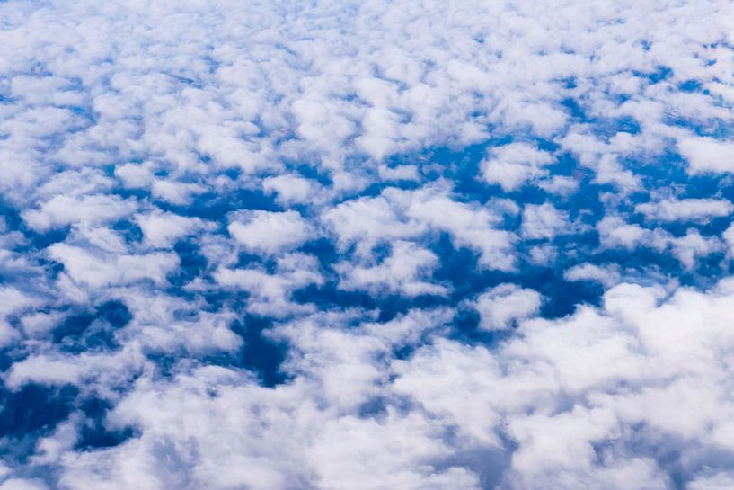 Abstraktes Muster aus weißen Wolken und blauem Himmel von Andreea Eva Herczegh