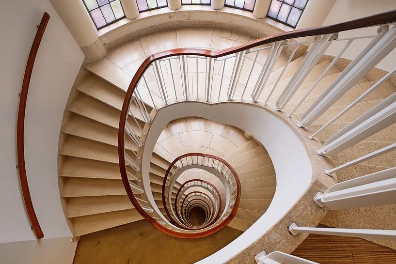 Die schöne Wendeltreppe eines Krankenhauses von Truus Nijland