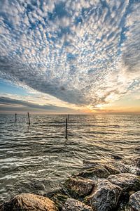 Zonsondergang boven het IJsselmeer vanaf de pier van Stavoren