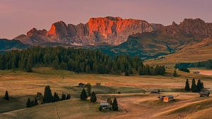 Panoramaaufnahme eines Sonnenaufgangs auf der Seiser Alm