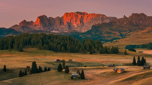 Panoramafoto van een zonsopkomst in Alpe di Siusi
