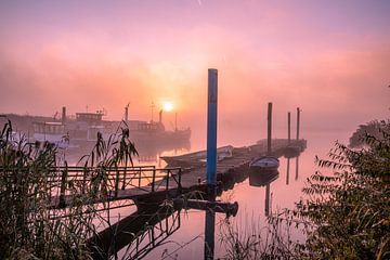 Nebliger Sonnenaufgang am Wasser von Rick van de Kraats