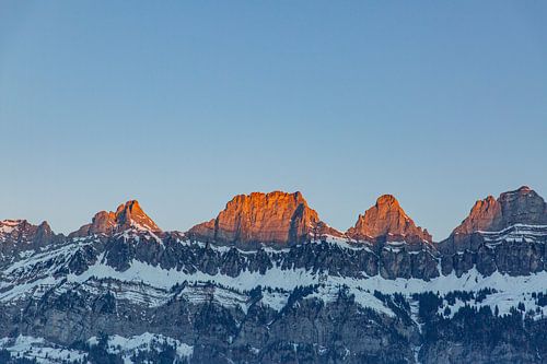 Churfirsten von Flumserberge im Morgenrot Alpenglühen beim Sonnenaufgang im Januar