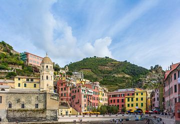 de haven van Vernazza, Cinque Terre, Italie van Mark Scholten
