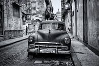 Oldtimer klassieke auto in centrum van Havana Cuba. One2expose Wout Kok Photography van Wout Kok thumbnail