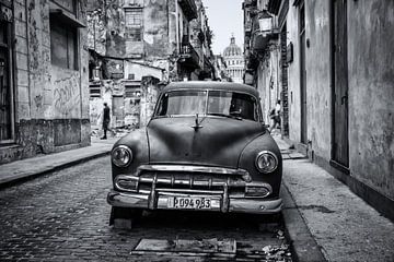 Oldtimer klassieke auto in centrum van Havana Cuba. One2expose Wout Kok Photography von Wout Kok