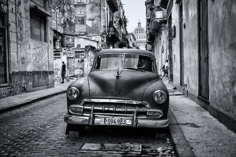 Voiture classique vintage dans le centre-ville de La Havane, à Cuba. One2expose Wout Kok Photographi par Wout Kok