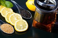 Schwarzer Tee, serviert mit Zitronenscheiben, Zucker und Teekanne von Babetts Bildergalerie Miniaturansicht