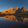 Gouden uurzonlicht op de bergen - Dolomieten, Italië van Thijs van den Broek