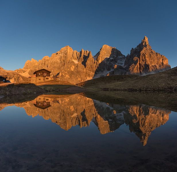 Goldenes Stundensonnenlicht auf den Bergen - Dolomit, Italien von Thijs van den Broek