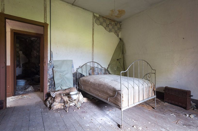 Verlaten Slaapkamer in Kasteel. van Roman Robroek - Foto's van Verlaten Gebouwen