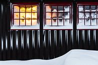 Rode kozijnen in besneeuwde houten hut van Martijn Smeets thumbnail