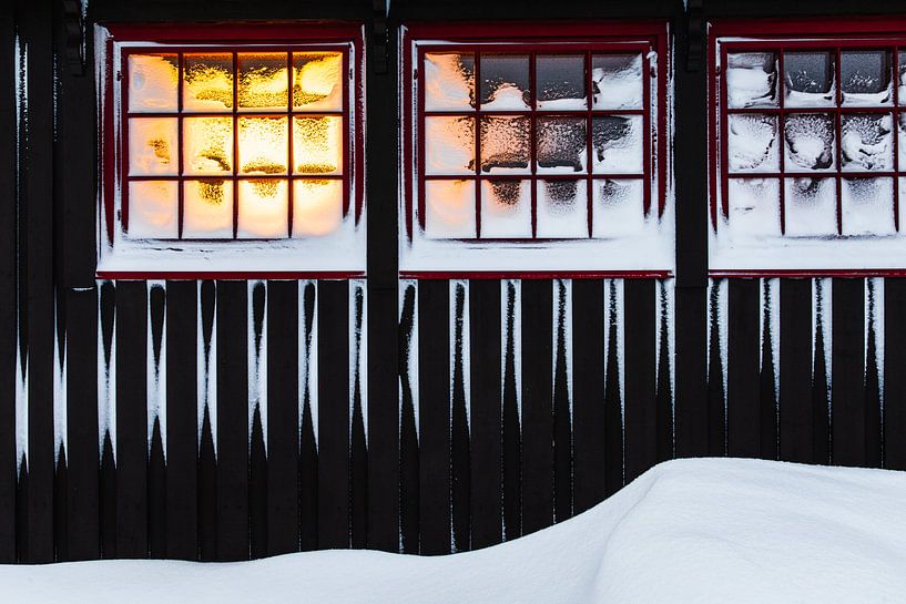 Rode kozijnen in besneeuwde houten hut van Martijn Smeets