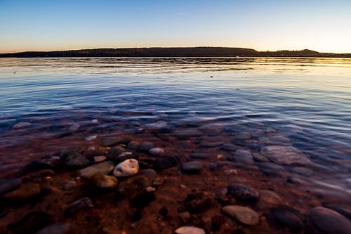 De oever van het Brombachmeer