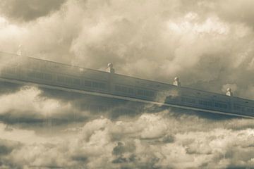 Luftspiegelung in den Wolken. von Huub de Bresser