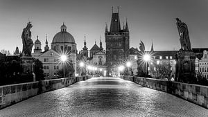 Zonsopkomst in Praag met de Karelsbrug in Zwart-Wit