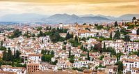 Zonsondergang over de Sierra Nevada en de historische stad Granada in Andalusie van Marc Venema thumbnail
