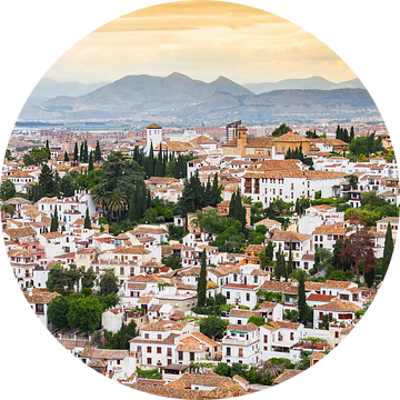 Zonsondergang over de Sierra Nevada en de historische stad Granada in Andalusie van Marc Venema