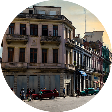 Straat in Oud Havana Cuba met klassieke auto van Dieter Walther