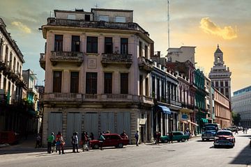 Straat in Oud Havana Cuba met klassieke auto van Dieter Walther