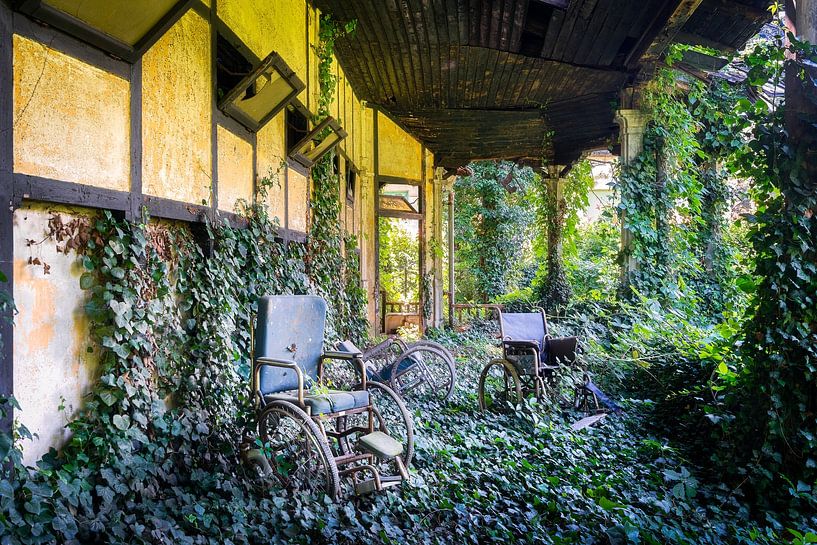 Verlassene Rollstühle auf dem Korridor. von Roman Robroek – Fotos verlassener Gebäude