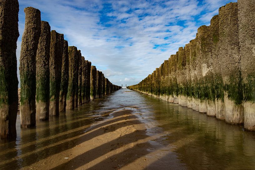 Golfbrekers aan het strand van Domburg  van Michel Knikker