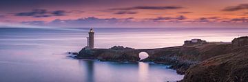 Zonsondergang bij de vuurtoren Phare Petit Minuo Bretagne Frankrijk van FineArt Panorama Fotografie Hans Altenkirch