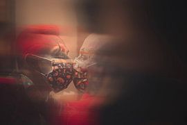 Homosexuelles Paar, das sich mit einer Maske küsst