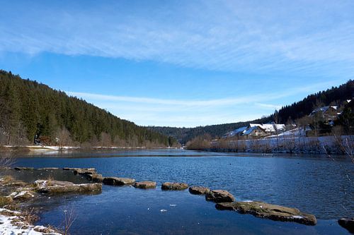 Nagold Fluss Nagoldtalsperre mit Steinen im Wasser bei Sonnenschein und unter blauem Himmel mit Gras