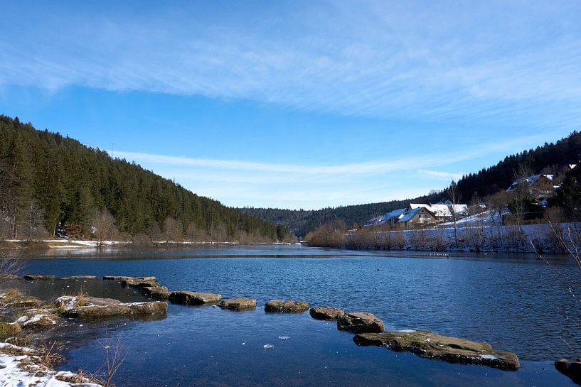 Rivière Nagold Nagoldtalsperre avec des pierres dans l'eau sous le soleil et sous le ciel bleu avec  par creativcontent