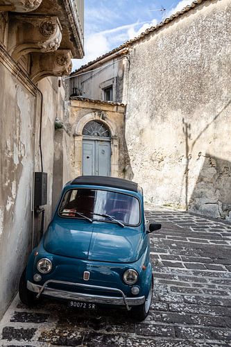 fiat 500 in straatje in Puglia