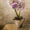 Fröhliche Zwiebelknollen in einer Vase. Stilleben mit Blumen. von Alie Ekkelenkamp