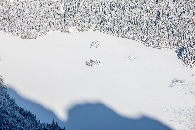Der Eibsee vom Gipfel der Zugspitze aus gesehen von t.ART