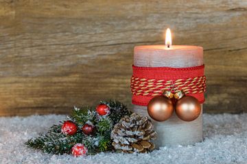 Advents- oder Weihnachtsdekoration mit Kerzenflamme und Ornament von Alex Winter