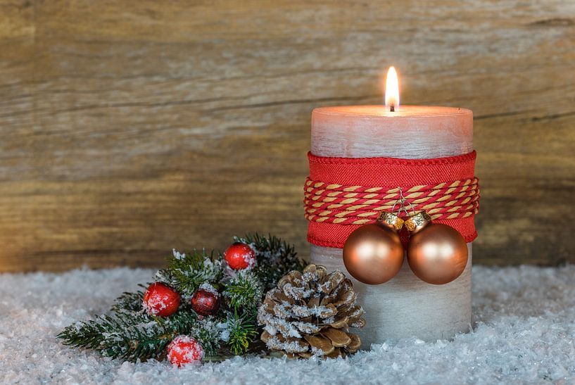 Advents- oder Weihnachtsdekoration mit Kerzenflamme und Ornament von Alex Winter