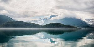 Panorama der spiegelnden Berge