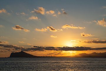 Gouden zonsondergang boven de Middellandse Zee