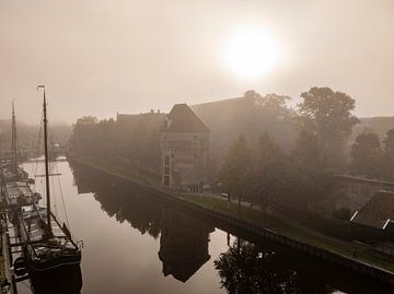 Zwolle Thorbeckegracht tijdens een mistige herfstochtend van Sjoerd van der Wal Fotografie