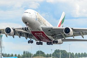 Een Emirates Airbus A380-800 is opgestegen. van Jaap van den Berg