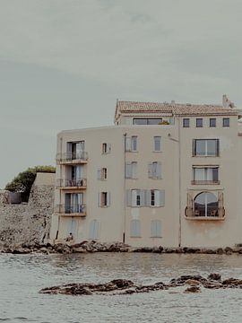 Am Wasser | Reisefotografie Kunstdruck in der Stadt Saint Tropez | Cote d'Azur, Südfrankreich von ByMinouque