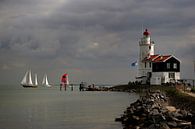 Wit en rood zeilschip bij de vuurtoren Het Paard in Marken van Alice Berkien-van Mil thumbnail