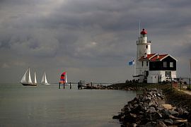 Wit en rood zeilschip bij de vuurtoren Het Paard in Marken van Alice Berkien-van Mil