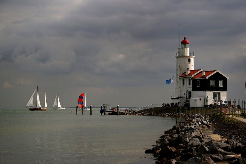 Weißes und rotes Segelschiff in der Nähe des Leuchtturms Het Paard in Marken von Alice Berkien-van Mil