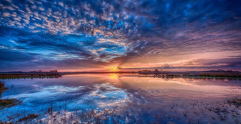 Sunset reflectie van Reint van Wijk