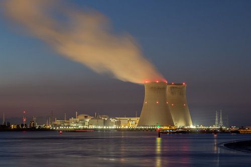 Tours de refroidissement "Doel" avec panache de condensation la nuit