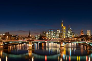 Skyline Frankfurt op blauw uur